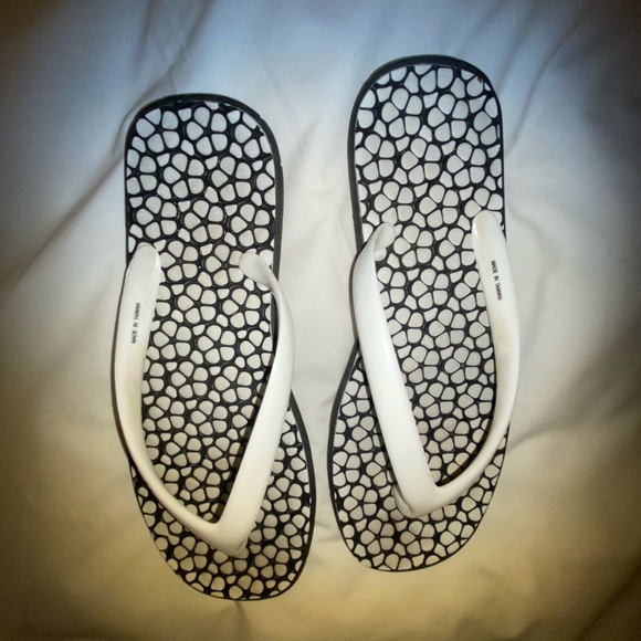 Pali Hawaii Black and White Sandals - Picture 1 of 5